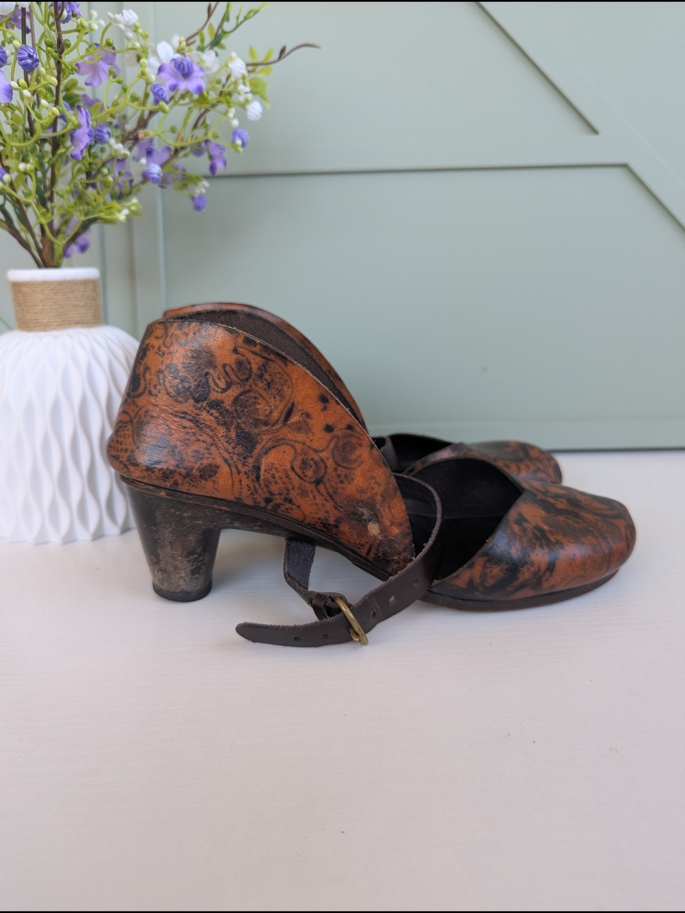 Muñoz Vrandecic Brown Patterned Leather Cutout Heels with Strap - Picture 4 of 12
